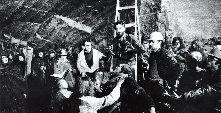 1987. Plan filmu "Na srebrnym globie" w rezyserii Andrzeja Zulawskiego, n/z rezyser Andrzej Zulawski (C).,Image: 429149387, License: Rights-managed, Restrictions: *** Uwaga! Zakaz uzycia w reklamie. Zakaz przetwarzania i fotomontazu. Cena minimalna na publikacje online 50,00 PLN ***, Model Release: no, Credit line: archiwum Filmu / Forum